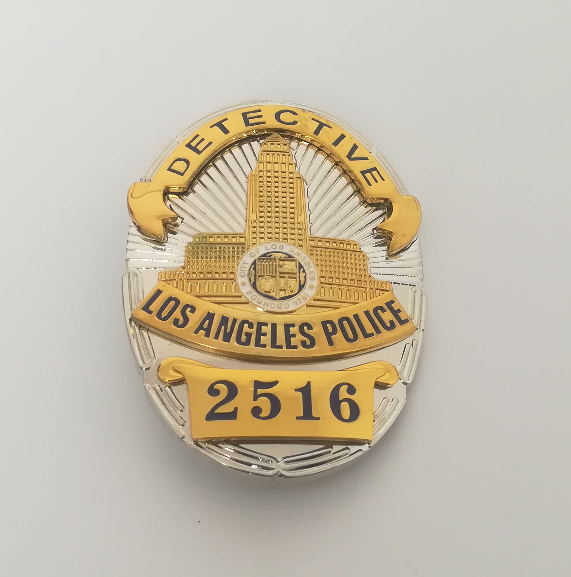 ロサンゼルス警察 ポリスバッジ 2516 Amazon | 刑事コロンボ ポリスバッジ型ピンバッジ ロサンゼルス